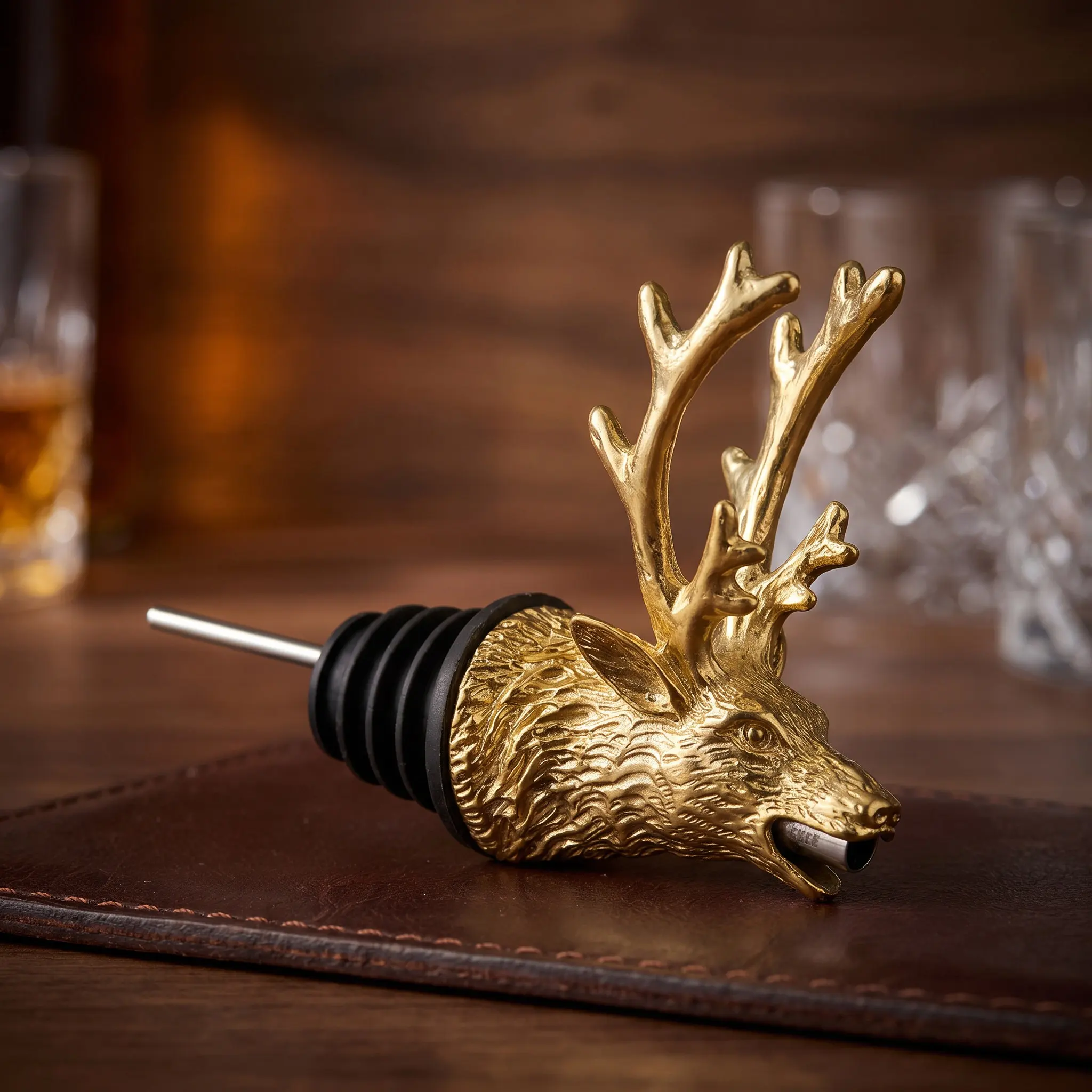 Wine Aerator Pour - リアルな鹿の頭の形をしたワイン注ぎ口。繰り返し使用可能で、家庭用バーやプロの用途に最適。レトロなデザインの合金製注ぎ口。