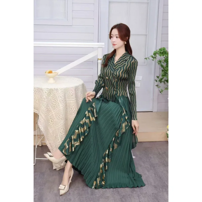 กระโปรงยาวทรงพลีทสีทอง แต่งกระดุมสองแถว คอปกแบบตะวันตก พร้อมสายรัดเอวสำหรับผู้หญิง