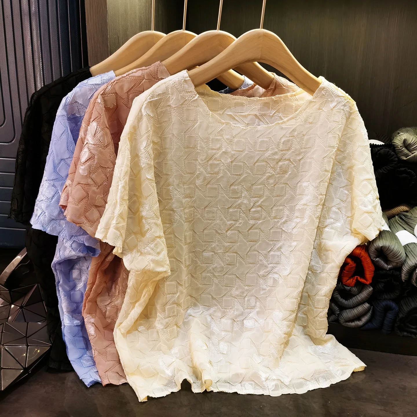 

Miyake Pleated T-shirt Plisse High-end Handmade Fold T-shirt 2025 Summer Pleat New Thin Versatile Solid Colour Thin Pleats Tops