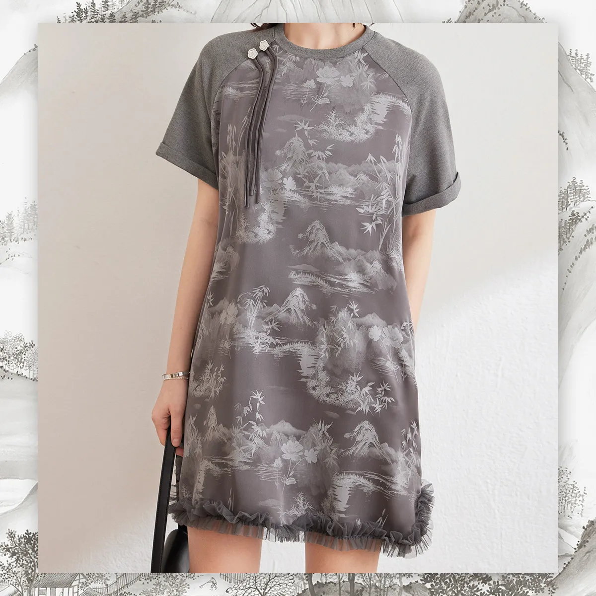 LOUIS YAO 2025 ฤดูร้อนสไตล์จีนพิมพ์กระโปรงสไตล์จีนใหม่ Splicing ลูกไม้หลวมแขนสั้นรอบคอชุดสตรี