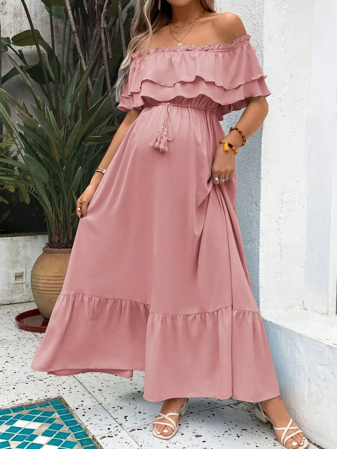 

Однотонное макси-платье с рюшами и открытыми плечами для женщин