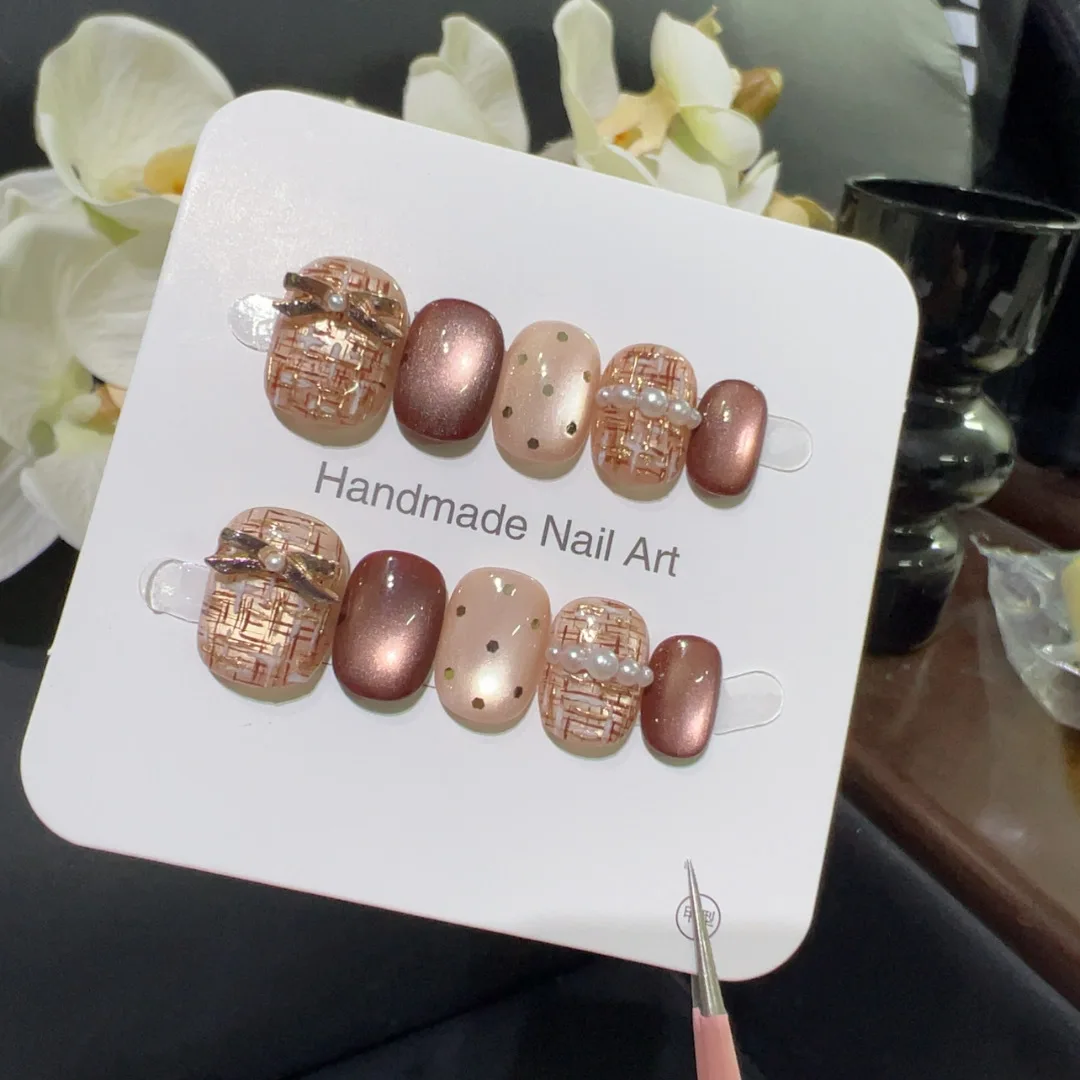 

10 шт., короткие круглые ногти ручной работы, коричневый плед, жемчуг, блестящие кошачьи глаза, бант, дизайн, милые, милые, накладные ногти, носимые, дизайн ногтей