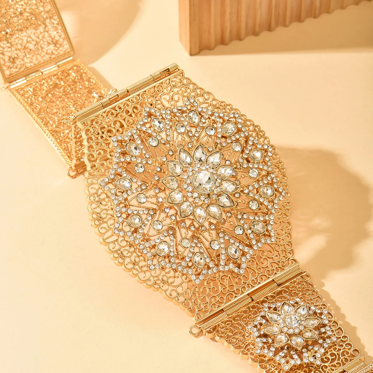 حزام خصر الزفاف على طراز Wthnic في الشرق الأوسط مع زخارف كريستالية إكسسوار زفاف فاخر لصور ظلية الزفاف الأنيقة
