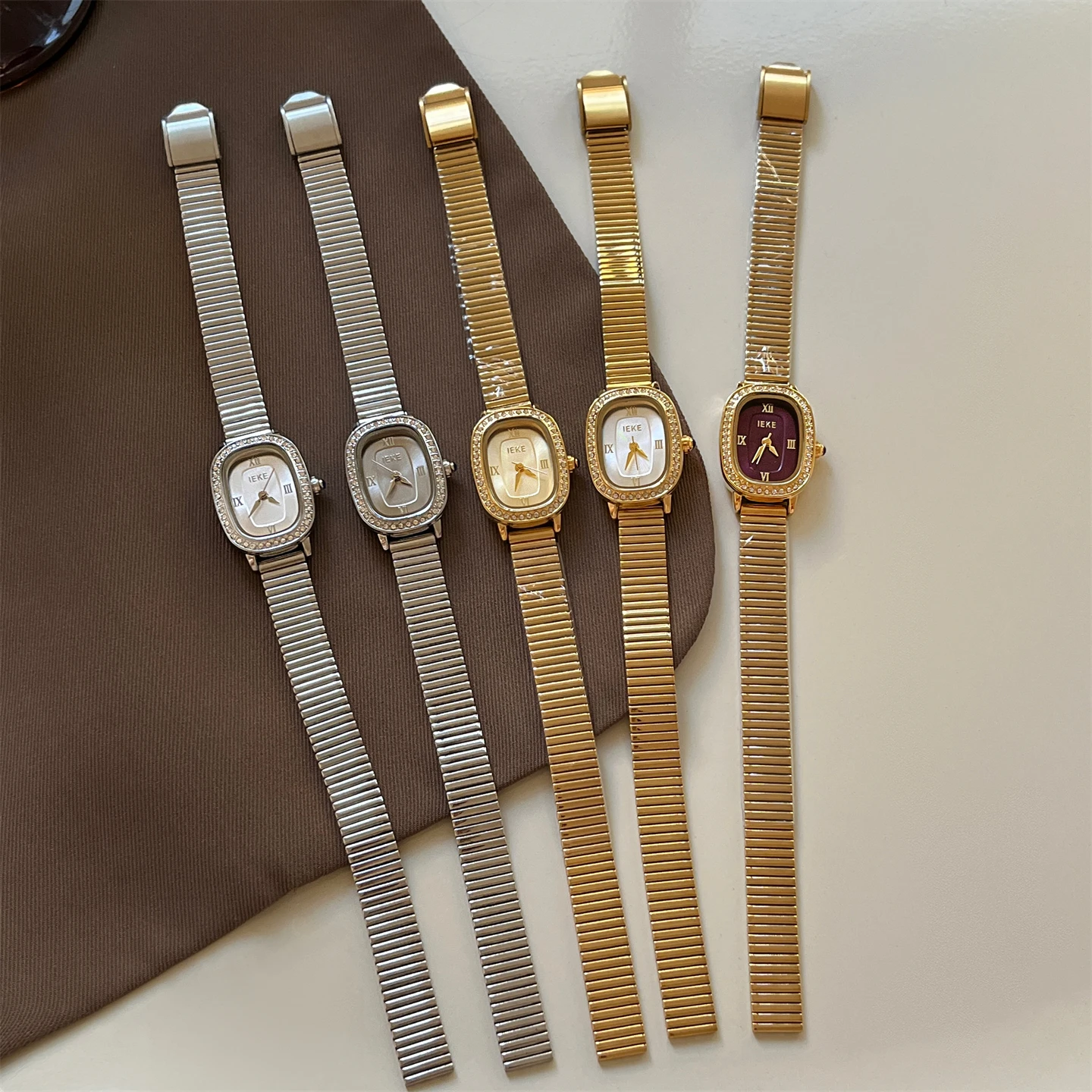 Stylish design, sophisticated oval-shaped women's watch, light luxury gold, exquisite quartz watch, elegant ladies' wristwatch.
