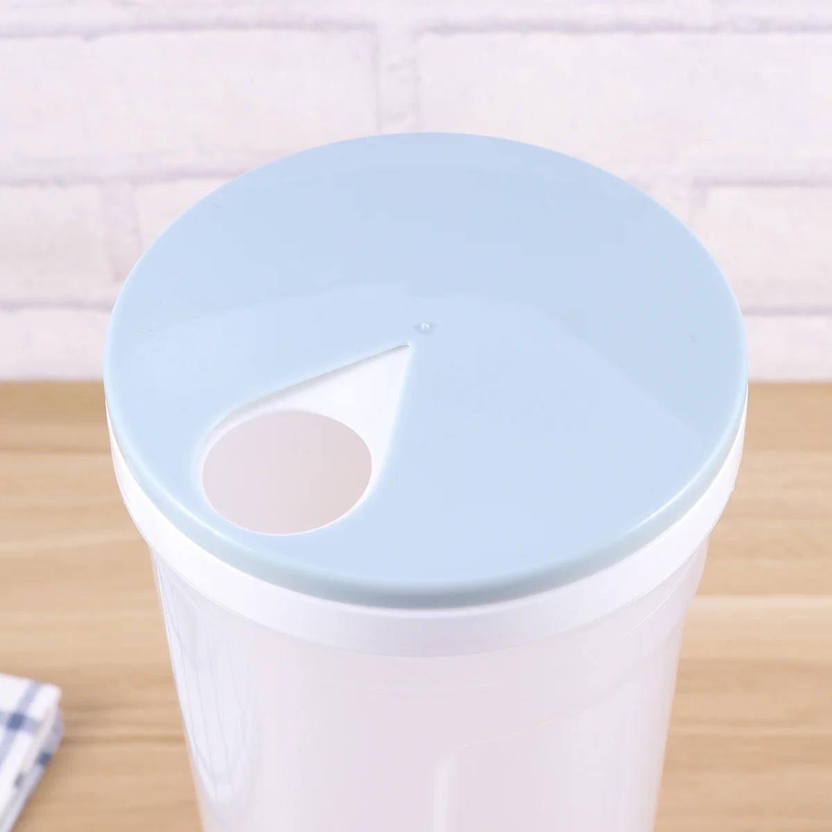 

Multifunctional Clear Noodles Container Light Blue Rotatable Lid Food Storage Box for Grain Cereal Oatmeal Nuts Beans Kitchen