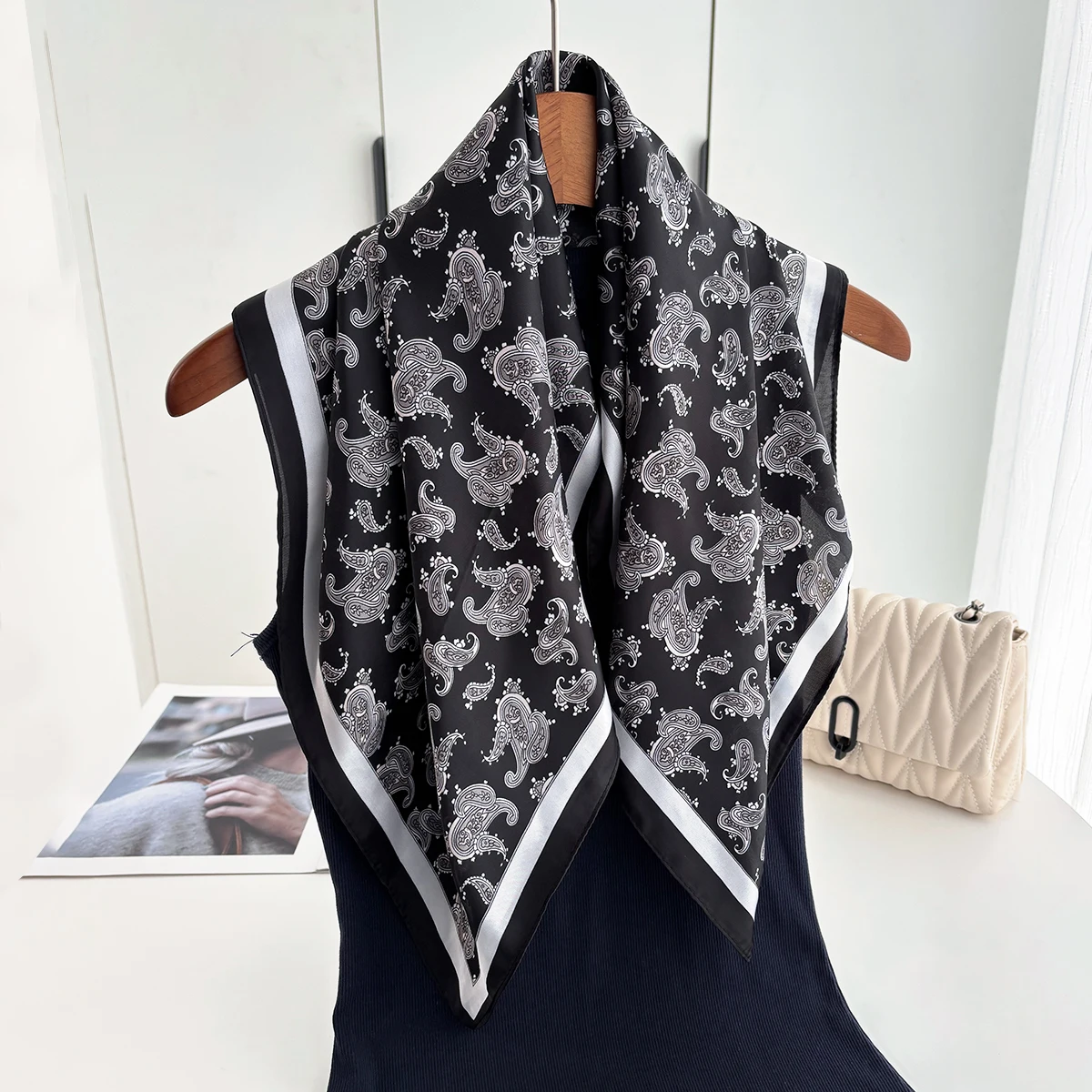 Luxuriöser Paisley-Druck Schal Damen Seidenimitat Halstücher Foulard Bandana Hijab Haarbänder Quadratische Schals Wickeltücher – Detail 3