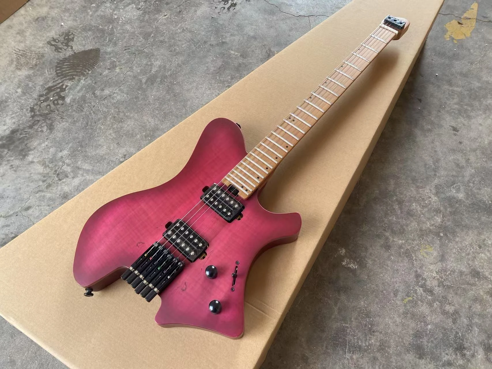 Acepro gitar listrik tanpa kepala, atasan Koa ungu mengkilap, fret baja antikarat, leher Maple panggang, perangkat keras hitam, gitar