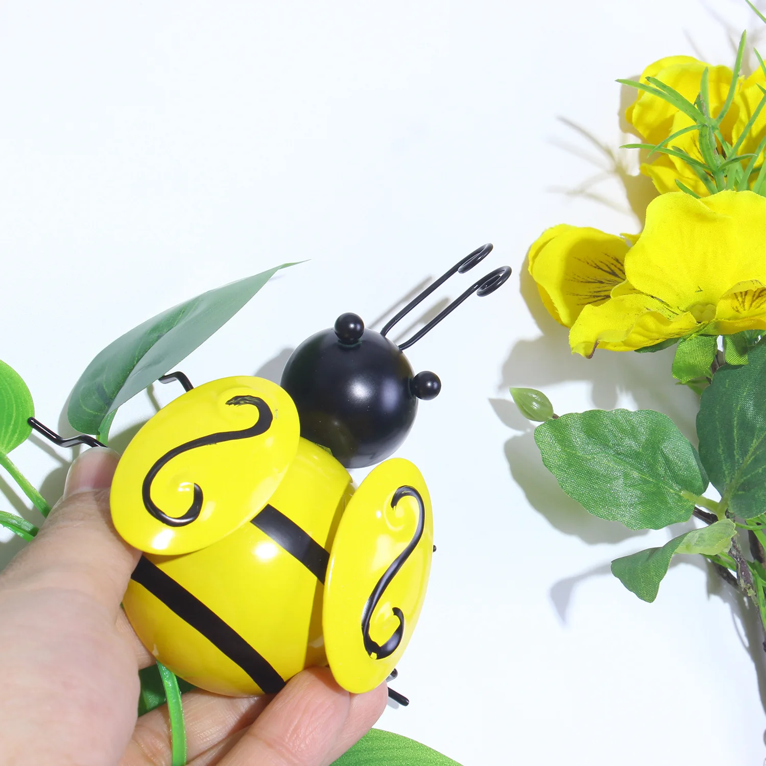 Juego de 4 piezas de adornos de pared vintage de metal con diseño de abeja para decoración de interiores, jardín, hogar, fiestas, cafeterías, bares, regalo coleccionable o exhibición.