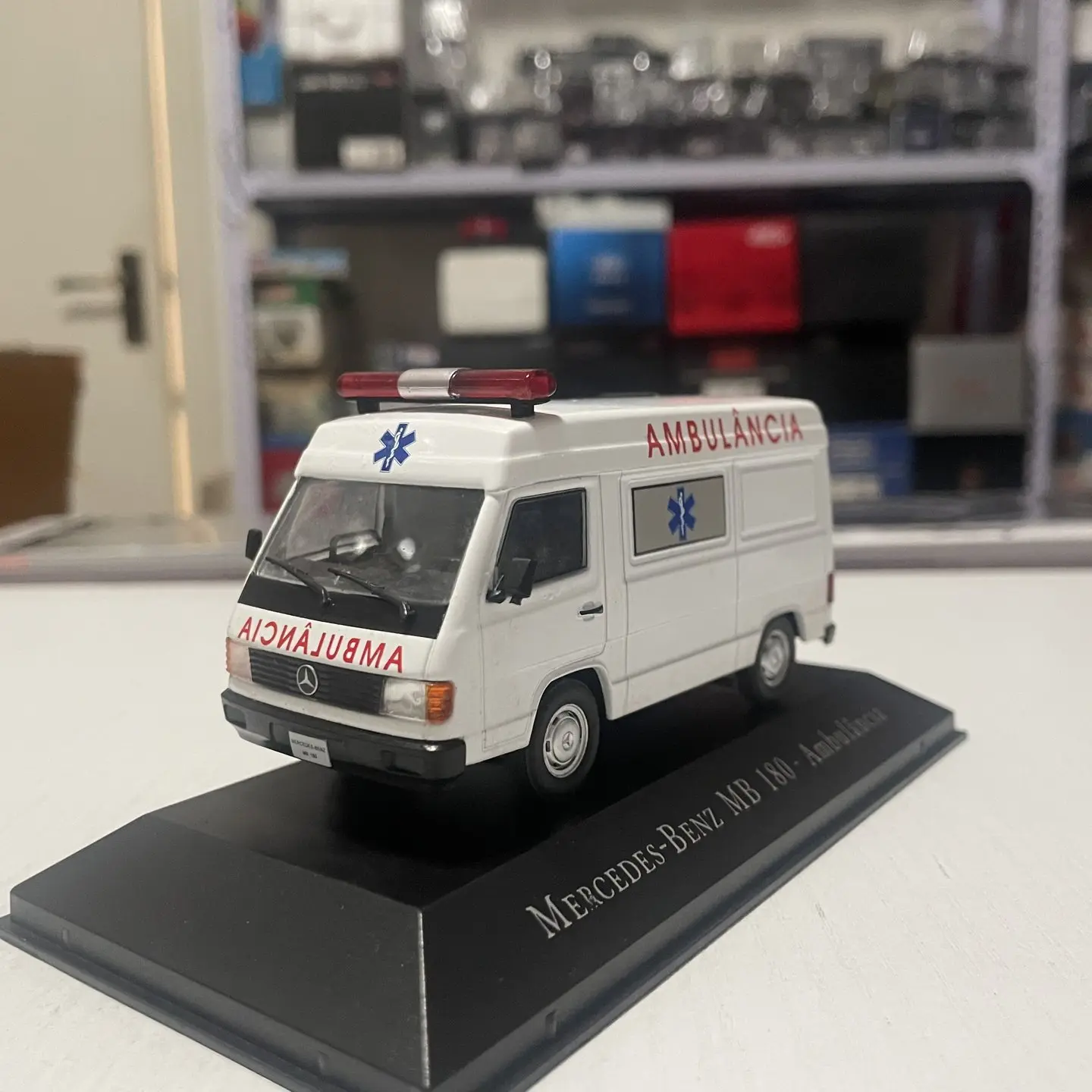 IXO Modèle de voiture miniature en alliage moulé sous pression à l'échelle 1:43, Ambulance Benz MB180 blanche, Jouets classiques, Souvenirs, Cadeaux pour adultes, Présentation statique