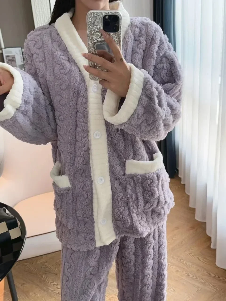 CHUANGERM Damen-Pyjamaset aus Korallenvelours, 2-teilig, für Herbst und Winter, verdickte, wärmende Homewear, bestehend aus Strickjacke und Hose, für Mädchen. – Detail 3