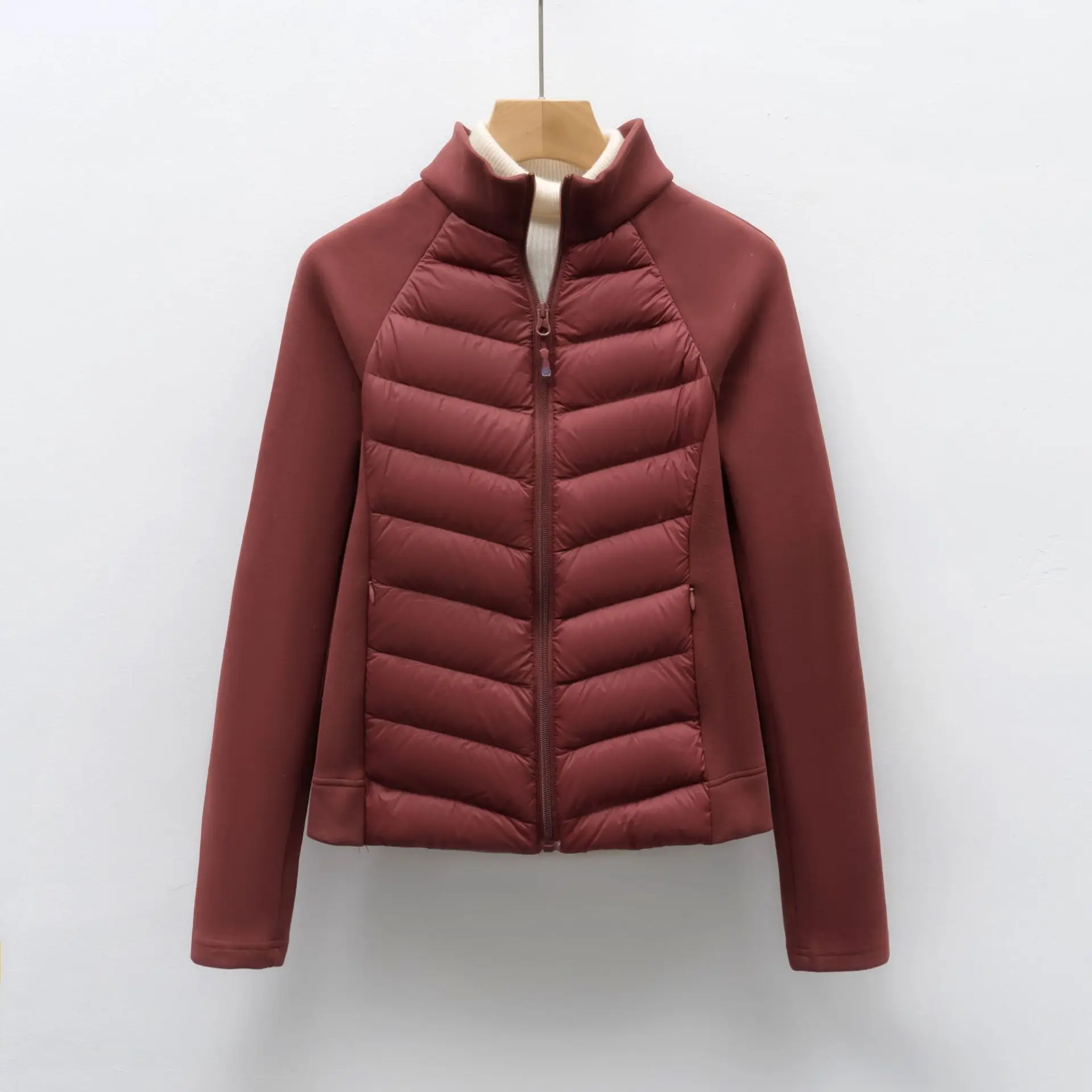 ألواح مستوحاة من اليوغا وقص أنيق على الطراز النشط. هذا منتفخ ذو ياقة واقفة خفيف الوزن مع تعبئة 90% معك.