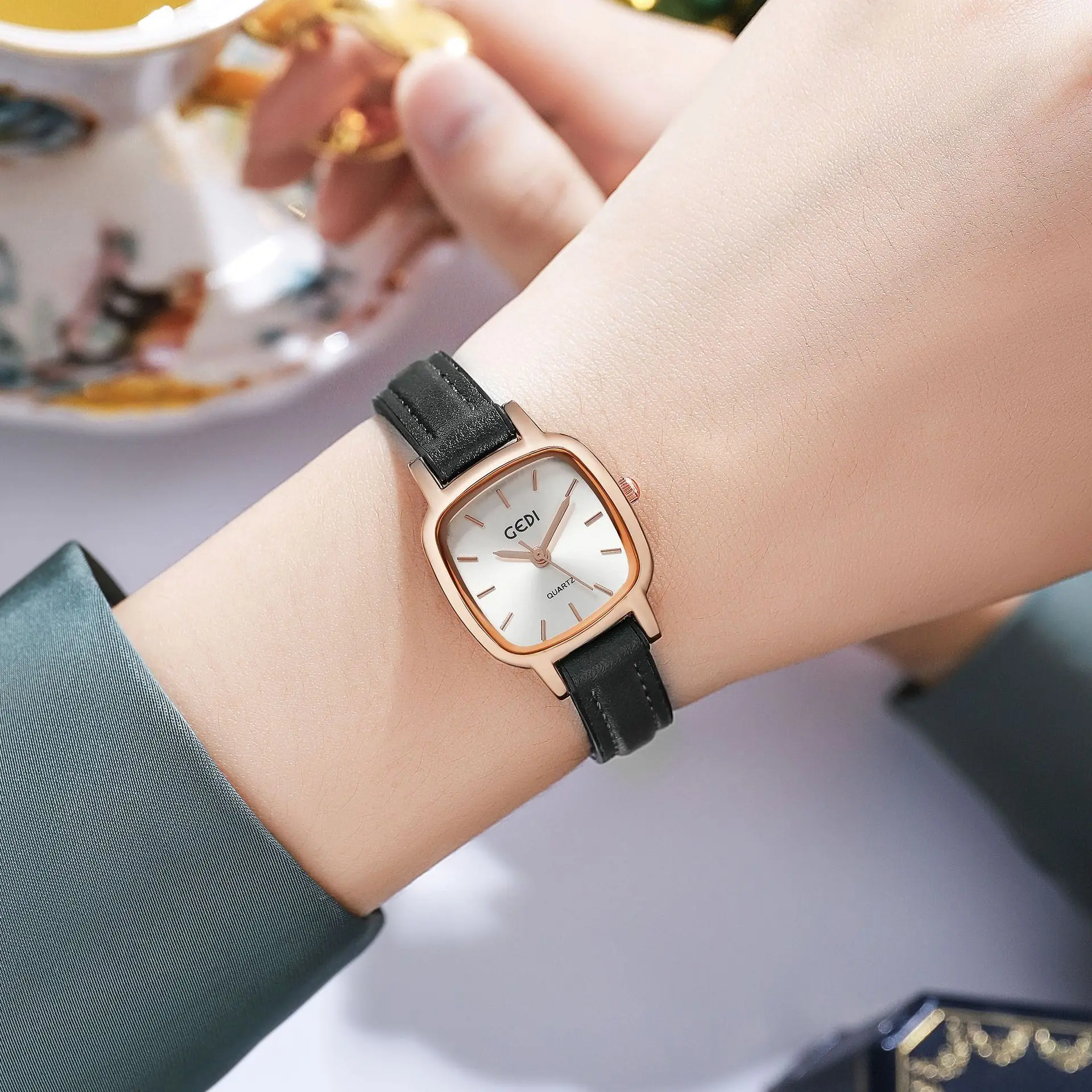 Ladies Fashion Elegant Watch Waterproof Small Brown Watch Quartz Watch W76