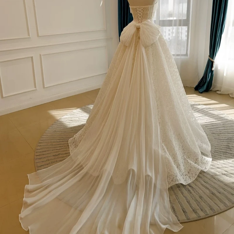 تخصيص الساتان الأبيض الكرة بثوب فساتين الزفاف الملكي الدانتيل ذيل طويل القوس الكبير صنع رداء دي