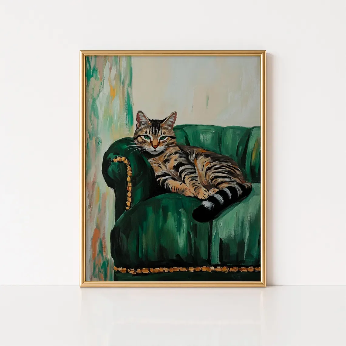 Retro Tabby-Katze im grünen Sessel, Wanddruck-Dekoration – elegantes Ölgemälde mit Katzenmotiv für klassische Wohnzimmer-Akzente, zeitloses Schlafzimmer