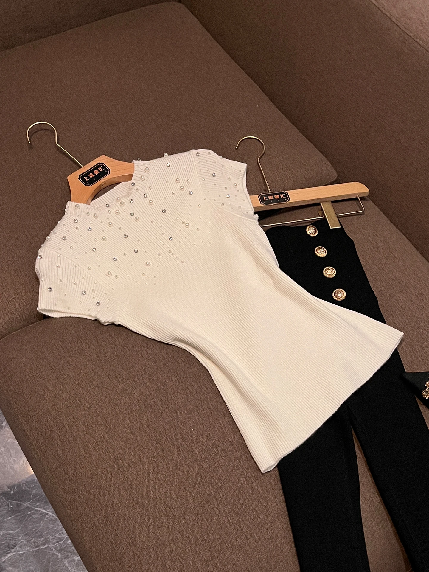 

Summer 2026 Fashion Casual Pearl Embellished Slim Fit Knitted Short Sleeve Top round Neck Regular Sleeve Length Short Style