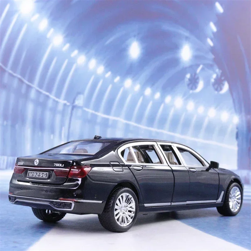 1:24 BMW 760 Alta Simulazione Pressofuso In Lega di Metallo Modello di auto Suono Luce Tirare Indietro Collezione Giocattolo Per Bambini Regali