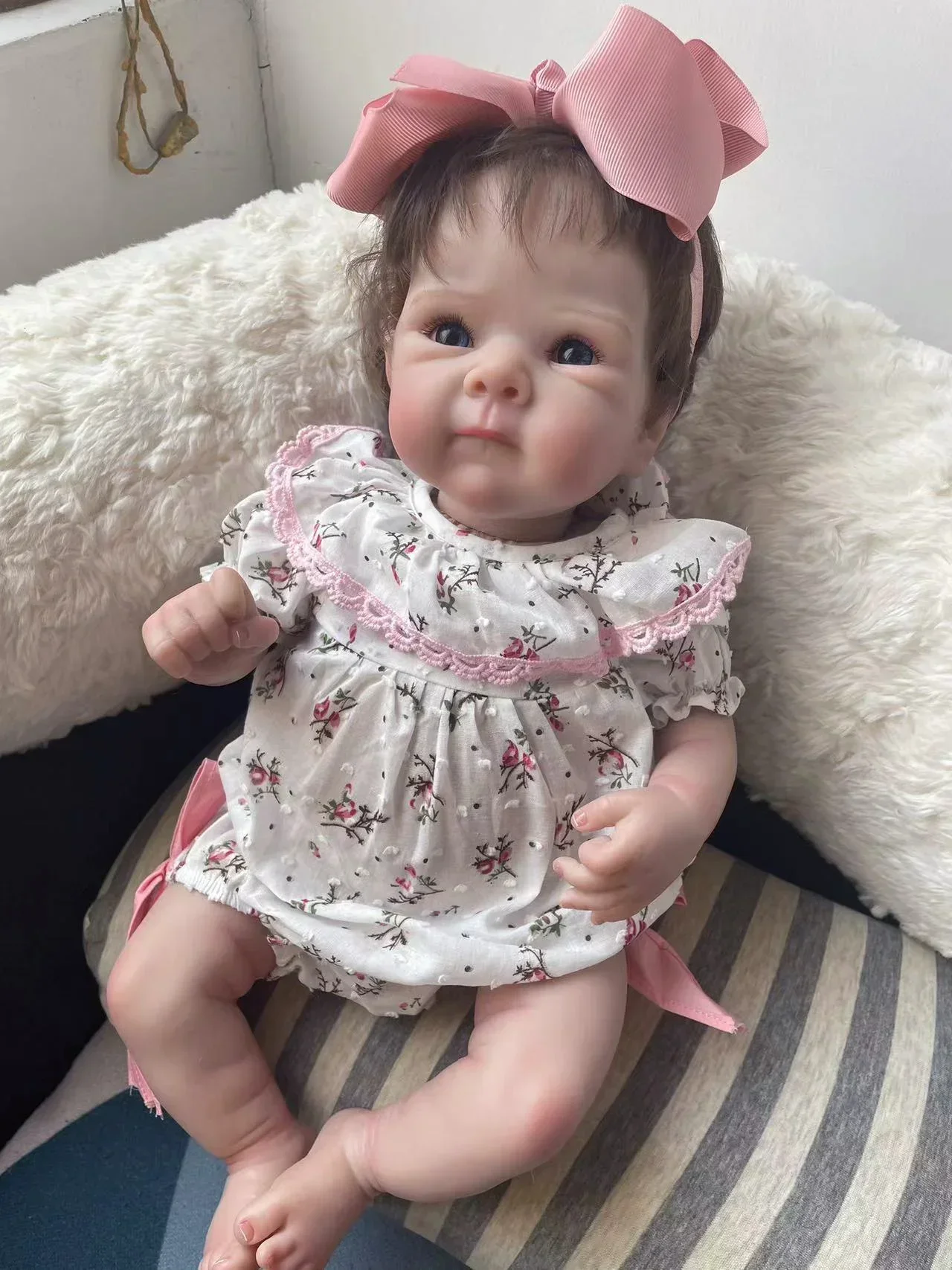 베티 18인치 신생아 리본 인형 실물 같은 부드러운 촉감의 포근한 아기 다층 페인팅 3D 피부와 눈에 띄는 정맥