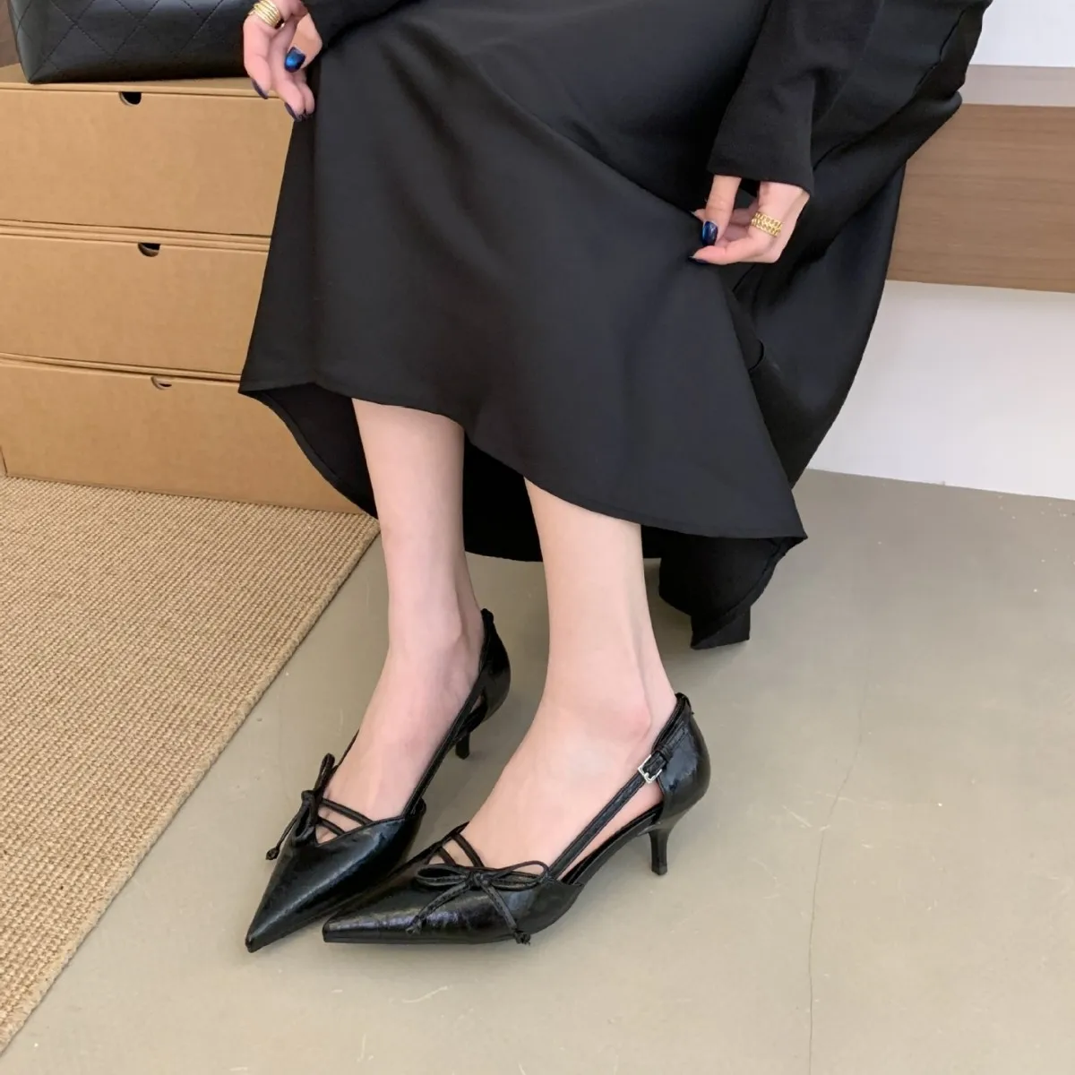 Elegant Pointed Toe Butterfly Knot High Heels Sandals Women's New Summer Mid Heel BaoTou Sandals Dress Wedding Versatile Shoes view 4