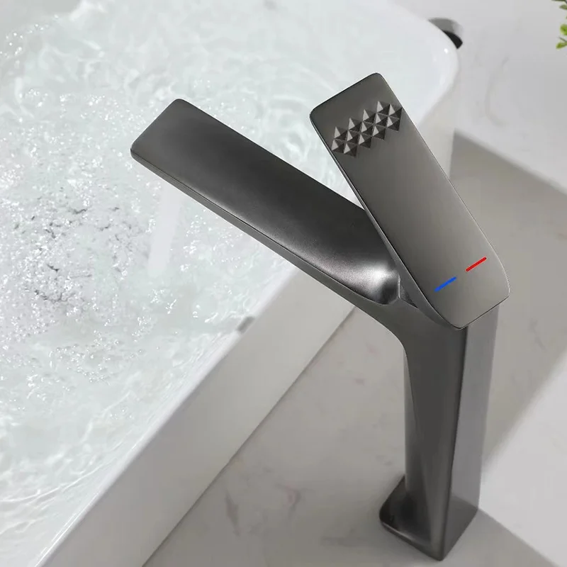 Elegant Design Sitting Basin Faucet Adjustable Temperature Hot And Cold Water Over-The-Counter Washbasin Metal Construction Taps