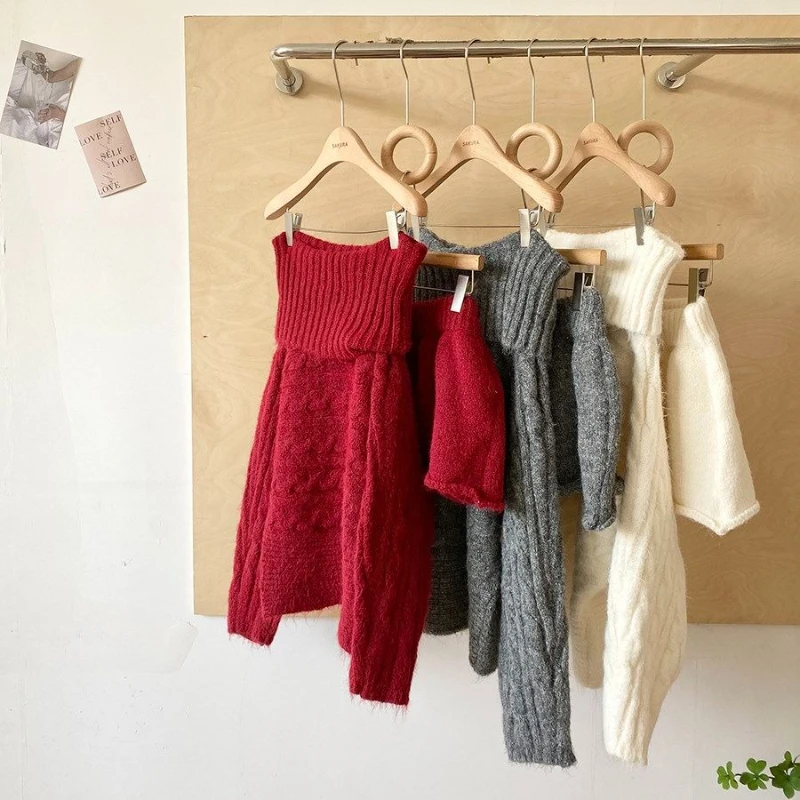 

Зимний новый комплект в корейском стиле: свитер с открытыми плечами и юбка А-силуэта с высокой талией для стройности.