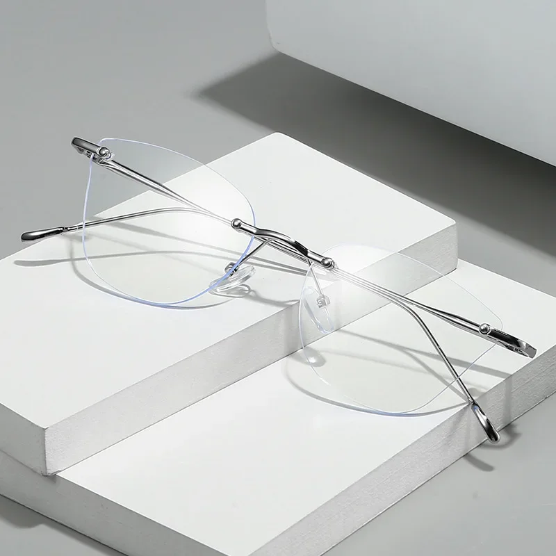 Künstlerische und minimalistische rahmenlose Myopiebrille mit goldenem Rand und blauem Licht. Modische und vielseitige Myopiebrille mit Katzenaugenrahmen – Detail 2