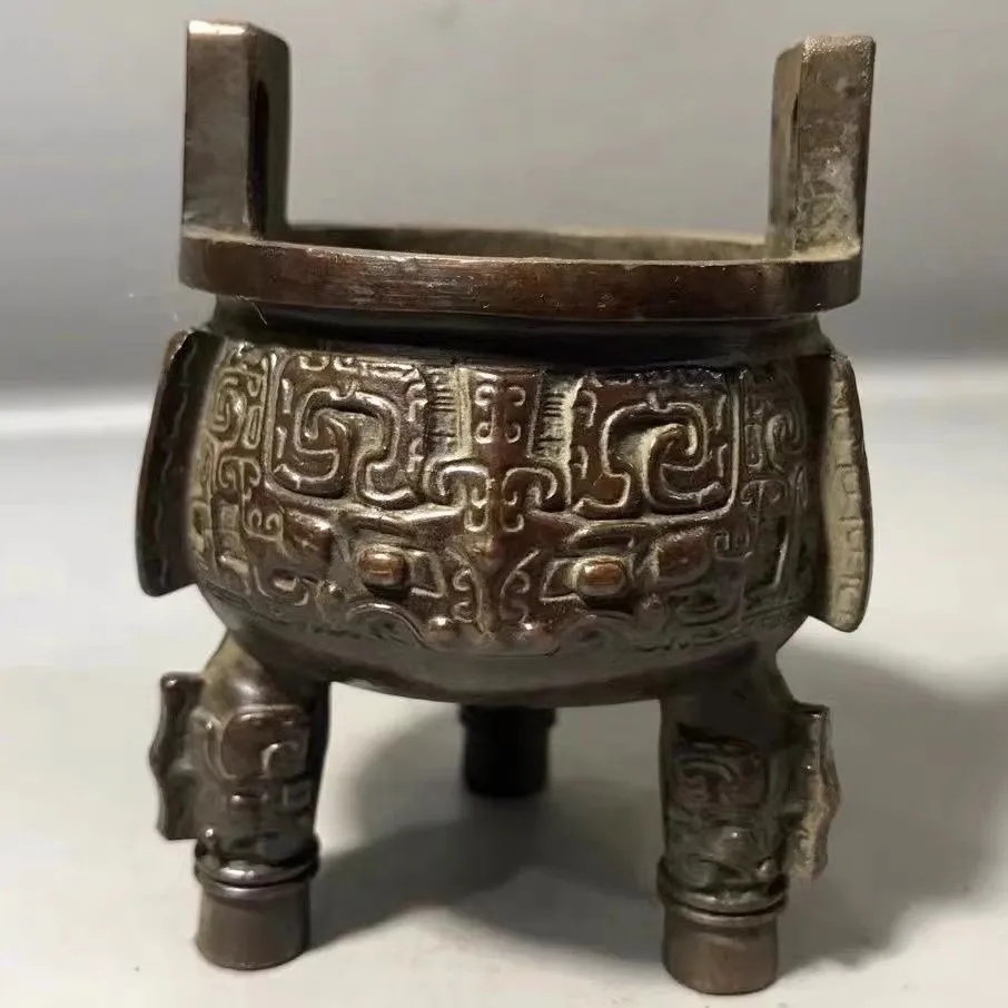 Ancien brûleur d'encens décoratif en bronze à trois pieds, motif animal sur surface, style Dynastie Zhou occidentale, avec anse perforée