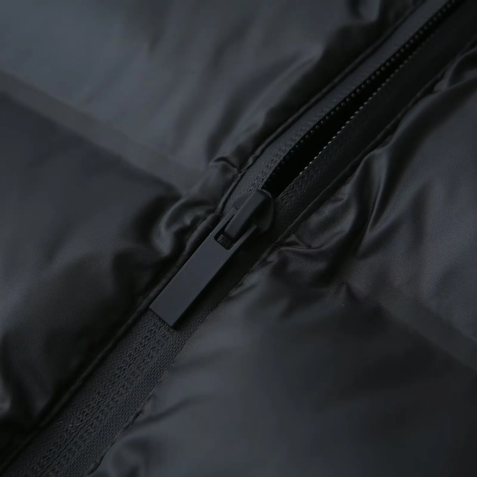 เสื้อโค้ทผ้าฝ้ายสีดำทรงสลิมแฟชั่นใหม่สำหรับฤดูหนาว แขนยาว มีฮู้ด สไตล์ยุโรปและอเมริกา