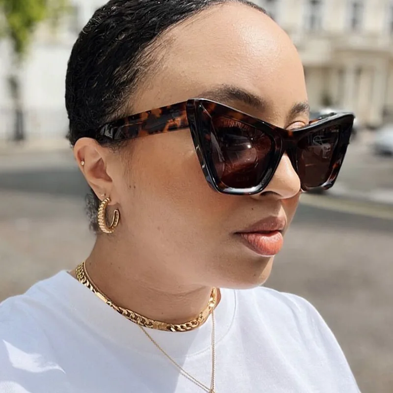 새로운 대형 프레임 삼각형 고양이 눈 선글라스 유럽과 미국 패션 개성 Catwalk 선글라스 여성 Cross-bor