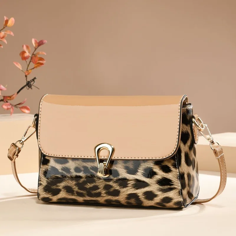 

Изысканная сумка через плечо в стиле леопард, новая осенне-зимняя коллекция, элегантный минимализм, премиум-дизайн.