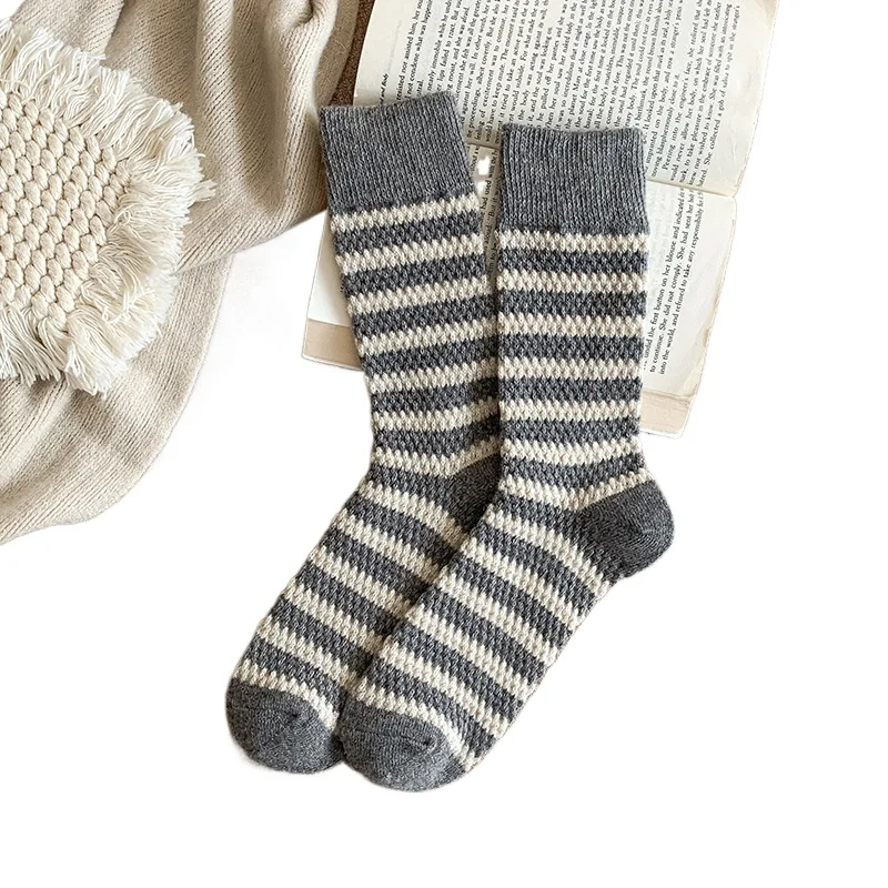 5 أزواج من مجموعة الخريف والشتاء الجديدة مع جوارب متوسطة مخططة سميكة مخملية جوارب طويلة متعددة الاستخدامات لدفء الشتاء