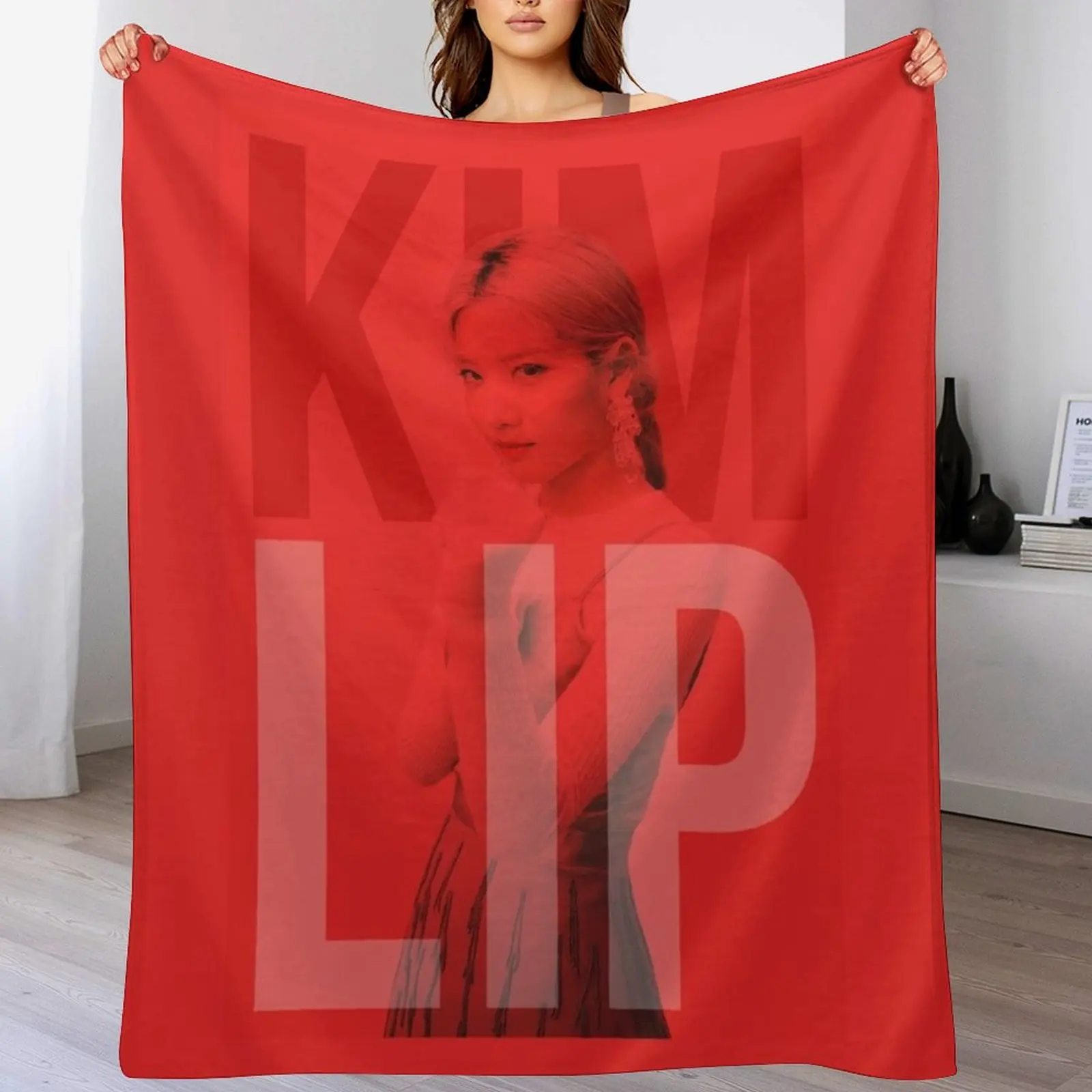 

Loona Kim Lip Fighting Throw Blanket Elegant Warm Throw Blanket for Hotel Home