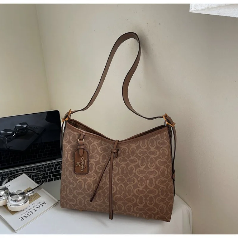 

Практичная сумка для подгузников для мам в стильном дизайне с изолированными карманами и ковриком для пеленания в комплекте