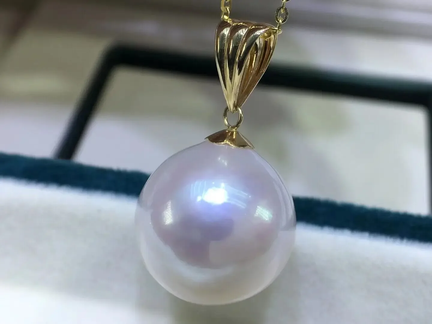 

A Huge 13-14mm Natural Round South China Sea White Pearl Pendant 18k Gold