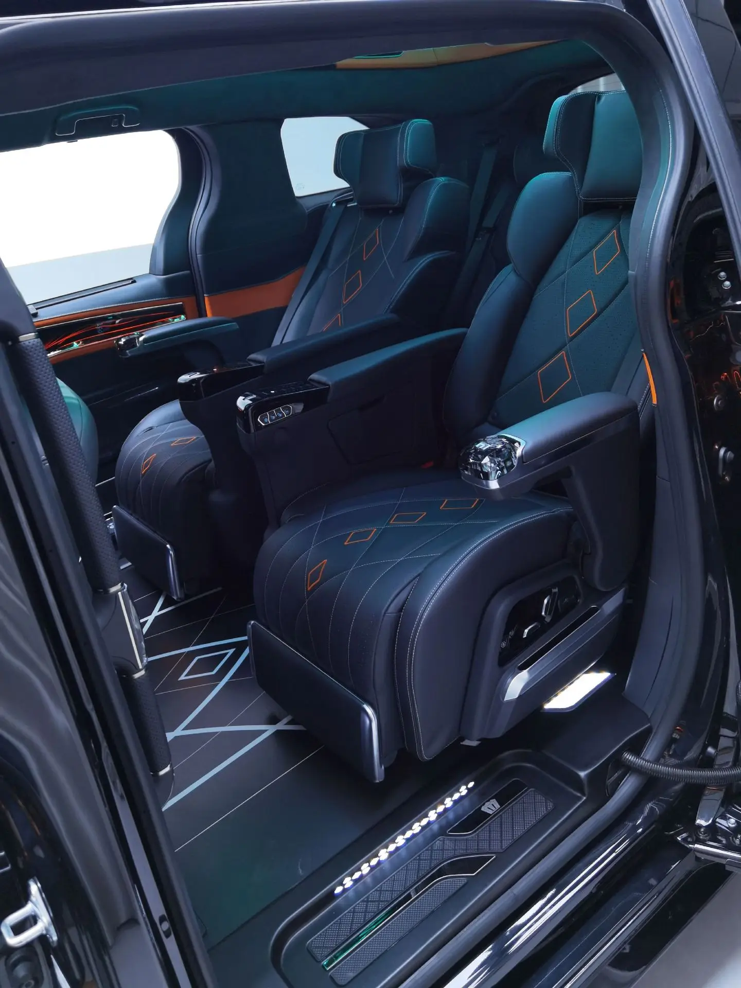 

Individual First-Class Cabins for Toyota for Alphard, Vellfire (High-Roof), and Sienna MPVs