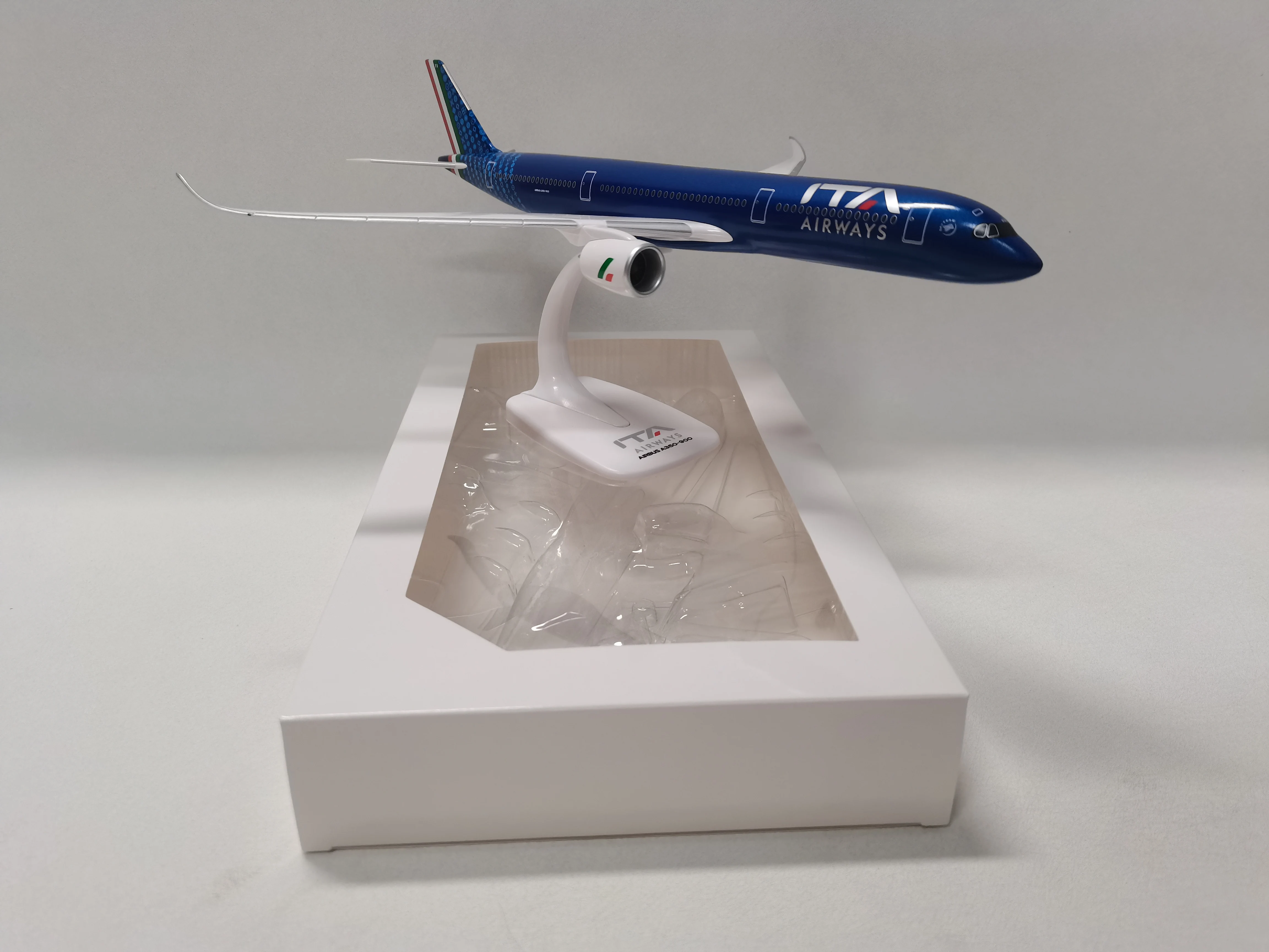 

Toy Airplane A350-900 Italy ITA Airway 1/200 Scale Aircraft Model Toy Planes ABS Plastic Assembly For Home Collection