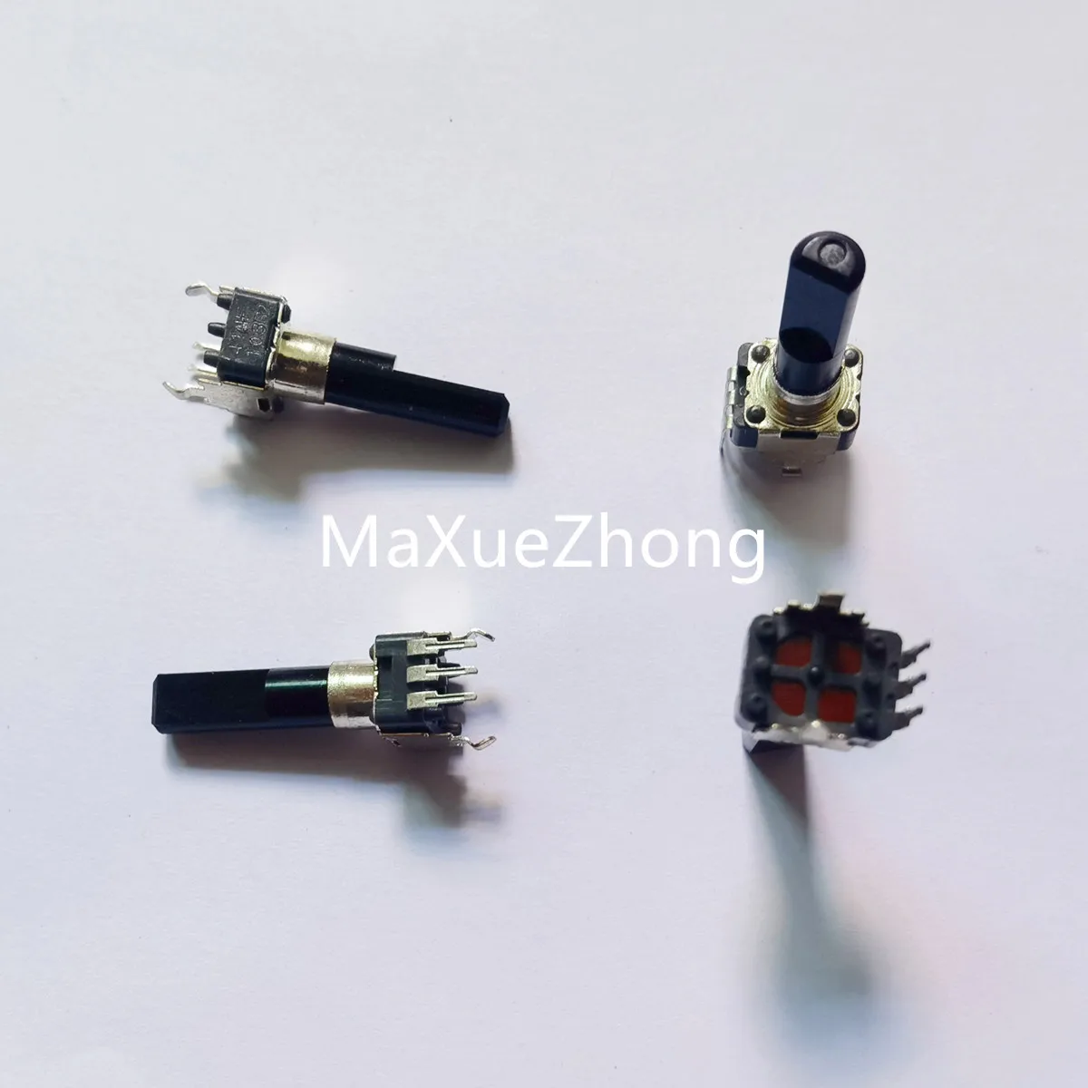 

Оригинальный новый 100% RK09K113Z111-SAS1 09 Тип вертикальный одиночный потенциометр B5K B10K ручка 23MMF со средней точкой (ПЕРЕКЛЮЧАТЕЛЬ)