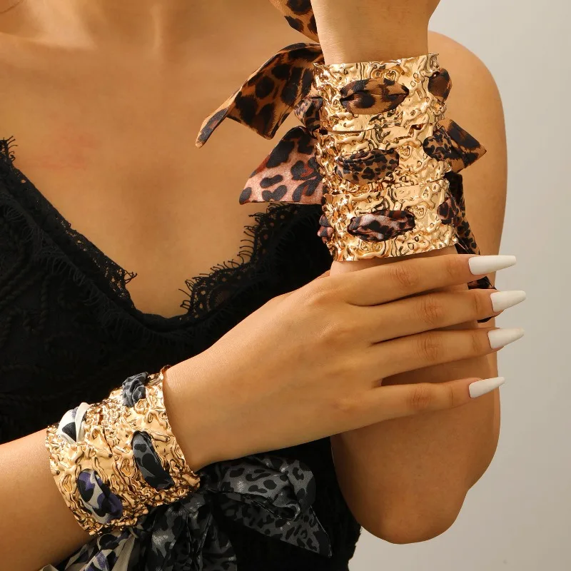 

Leopard print silk scarf bracelet with exaggerated metallic feel, fashionable and personalized hand jewelry