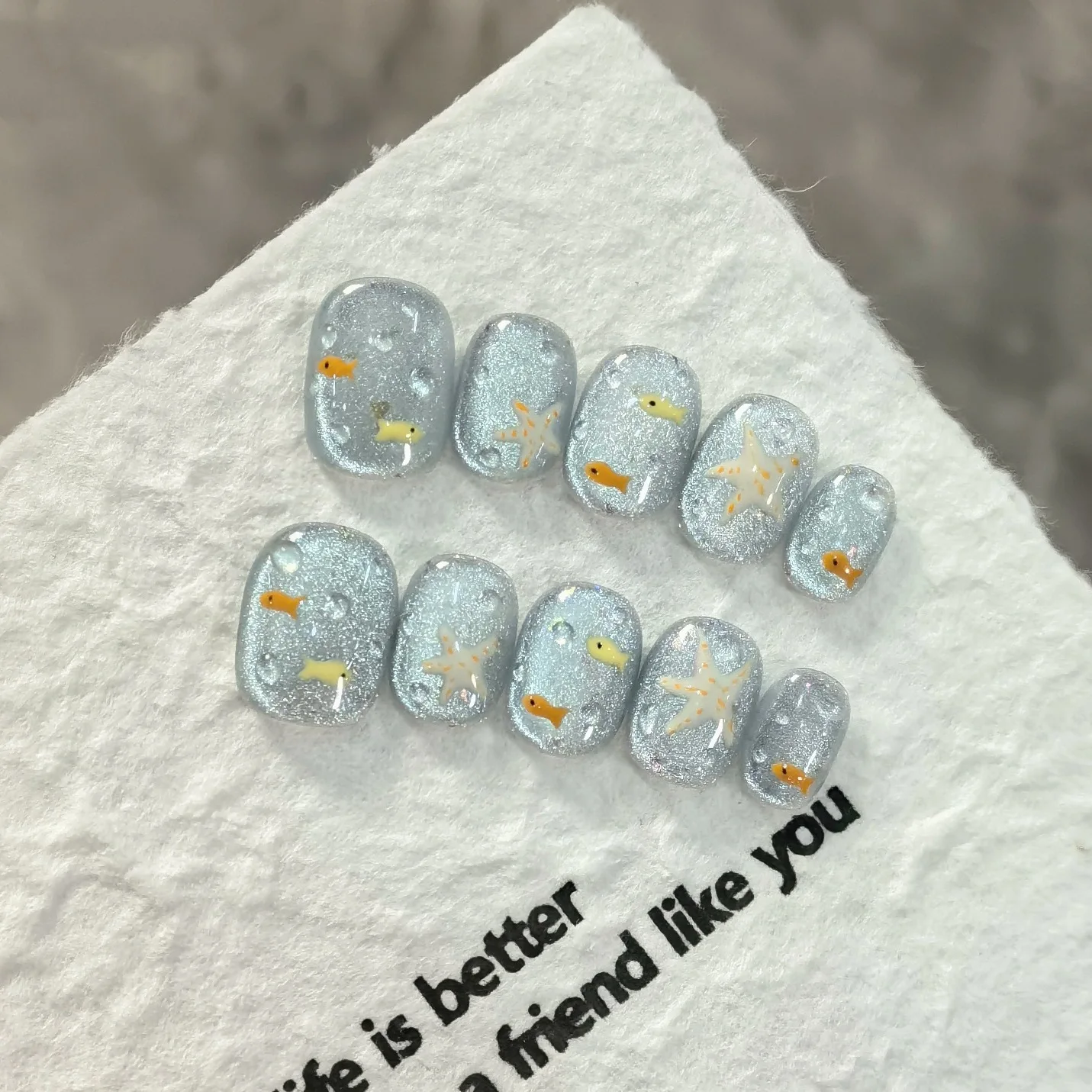 

10pcs/set Handmade Press-On Nails - Blue Glossy Fish & Bubbles Design Short Oval Fake Nails with Cat Eye Effect False Nails