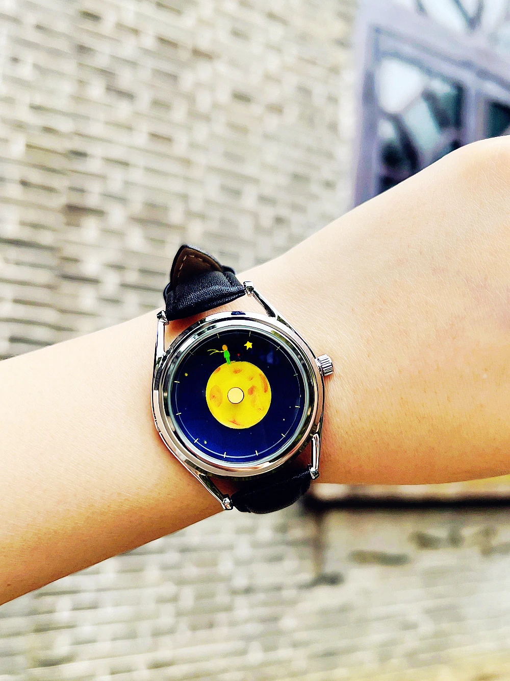การออกแบบดั้งเดิมที่สร้างสรรค์นาฬิกาควอทซ์แบบยูนิเซ็กส์สายหนังกันน้ำนักออกแบบที่หรูหราระดับไฮเอนด์ของขวัญวันเกิดนาฬิกาผู้หญิงขนาด 36 มม