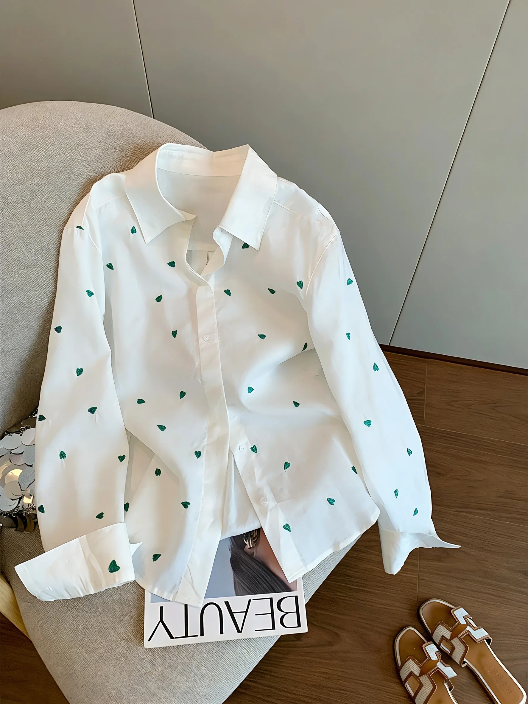 

Уникальный дизайн, повседневный стиль, свободный крой, женская рубашка с длинными рукавами и принтом в виде сердечек, универсальная модель для многослойного ношения, весна-лето