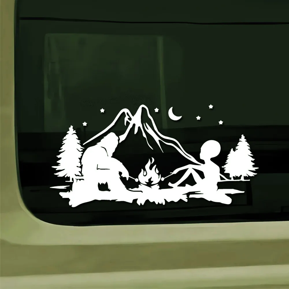 エイリアンとビッグフットのキャンプファイヤービニールデカール、RVキャンピングカーバン用の楽しいアウトドアアドベンチャーステッカー、防水で取り外し可能な車の窓の装飾