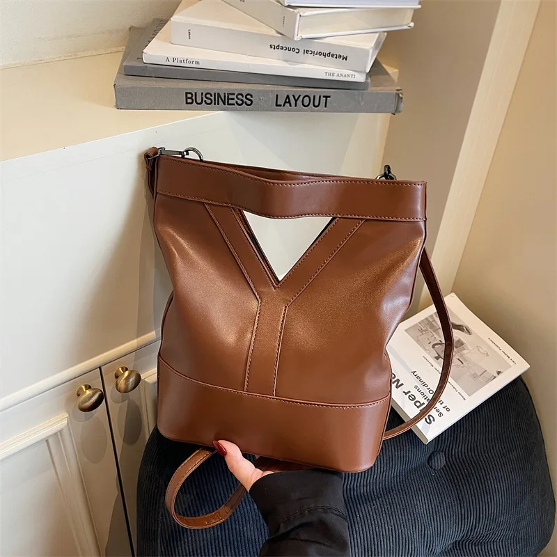 

2025 Autumn Winter Tote Bag, Spacious Shoulder Purse for Women, Commuter Shopping Crossbody, Minimalist Day to Night Bag