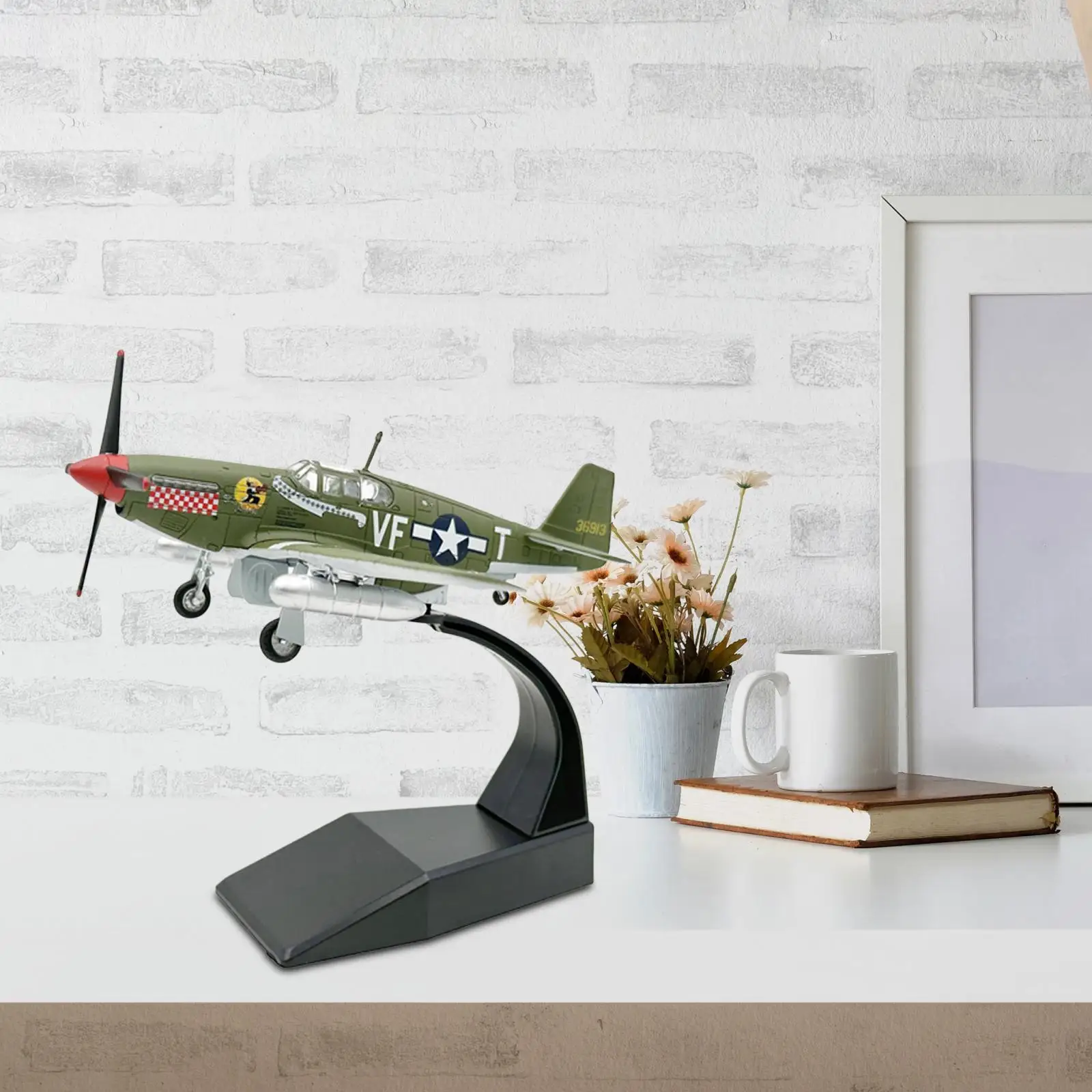 

Simulation 1:72 P51 Airplane Model Gift Tabletop Decor with Base Diecast