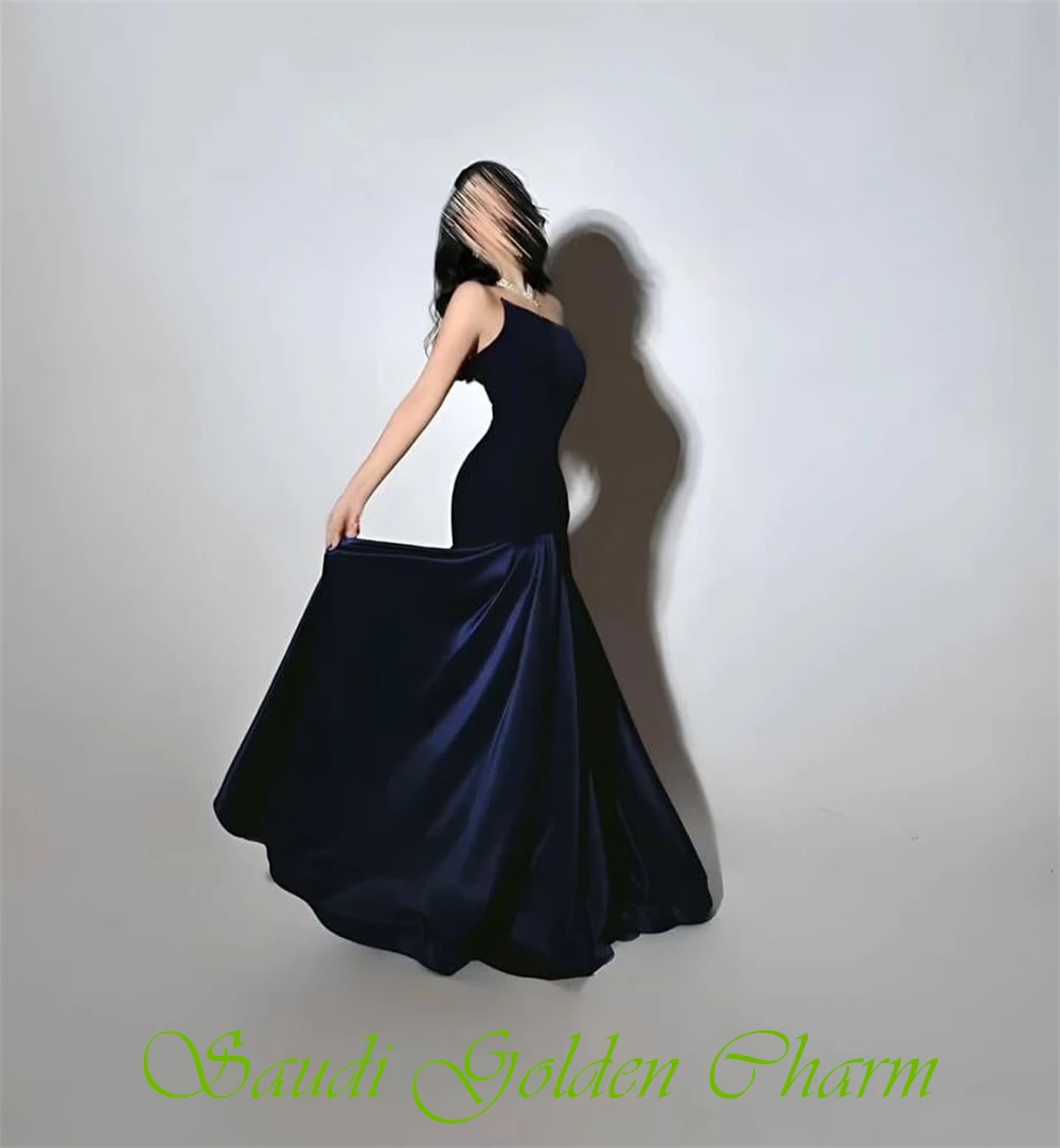 Maßgeschneidertes schlichtes blaues Satin-Abendkleid, formelles, trägerloses, ärmelloses Promi-Kleid, weiches A-Linien-Abendkleid mit Sweep-Zug