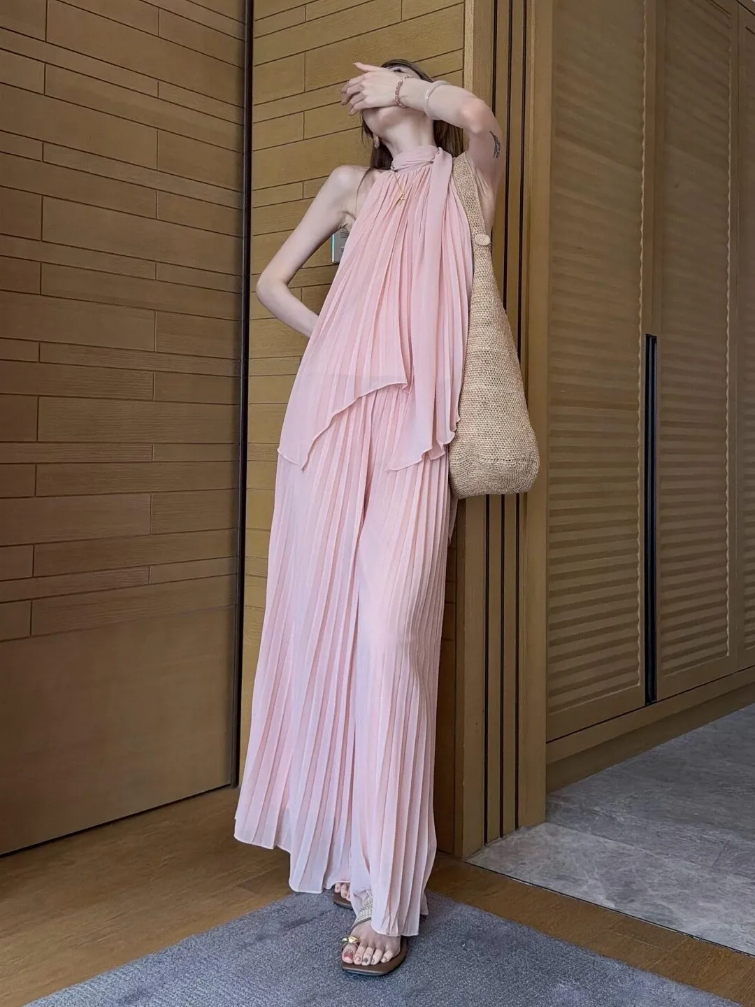 

Комплект из двух предметов: топ с завязками на шее и широкие брюки в пляжном стиле. Готовый образ (OOTD) на лето 2026. Женская повседневная мода из хлопка.