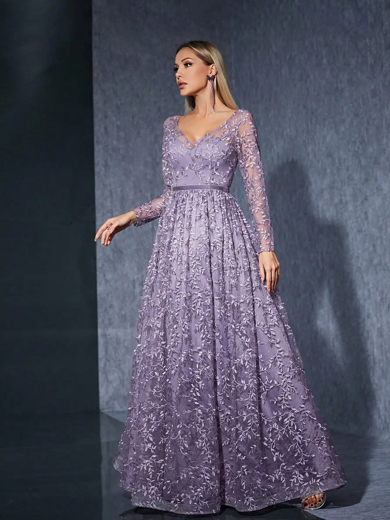 Mgiacy (non-locating flower) Langes Kleid mit V-Ausschnitt, langen Ärmeln, bestickter Spitze, durchsichtigem Satin und Gürtel mit weitem Saum – Detail 6