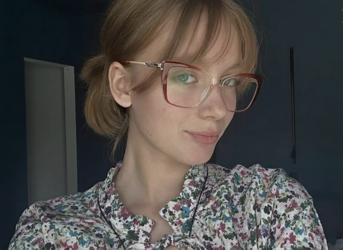 

Women’s cat-eye blue light blocking glasses, lightweight with spring hinges, versatile for all occasions.