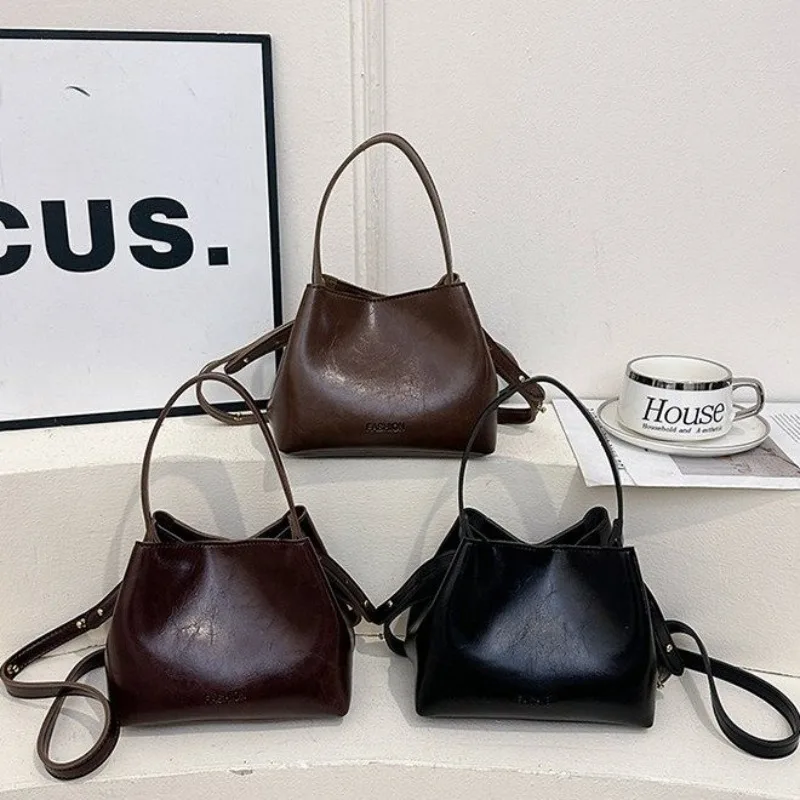 

Зимняя коллекция 2026. Женская сумка через плечо с магнитным верхом, идеально подходящая для поездок на работу и покупок в холодную погоду.