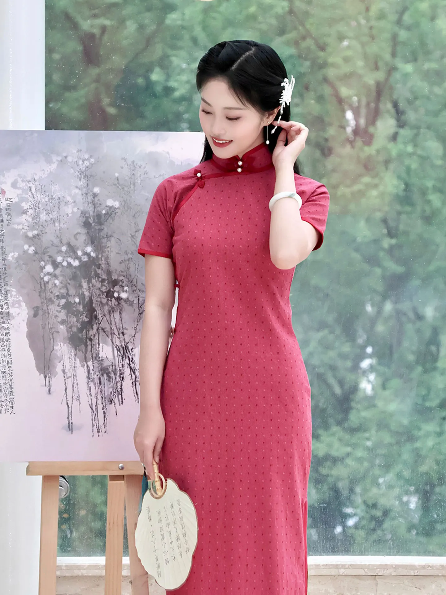 

Традиционный летний китайский длинный платье-футляр с открытым воротником и плоским вырезом, выполненный по старинной технологии, в стиле Республики Китай.