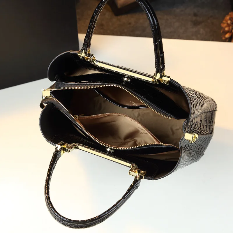 Bolso con estampado de cocodrilo para mujer, bolsa de mano de lujo con cara brillante, ligero, a la moda, para mediana edad, novedad de 2023